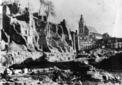 Place Louis XII en ruines avec la cathédrale Saint-Louis en arrière-plan