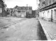 Sur cette photo prise en 1934 : carrefour de la rue de la Garenne à droite et rue du Pont du Gast à gauche. On distingue à droite l’auberge du Cheval Blanc, aujourd’hui hôtel Renaissance.