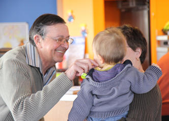 Photographie d'un sénior et d'un enfant