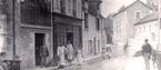 La rue du Pont du Gast en 1900. À droite l’école Victor Hugo, à gauche l’épicerie Fournier